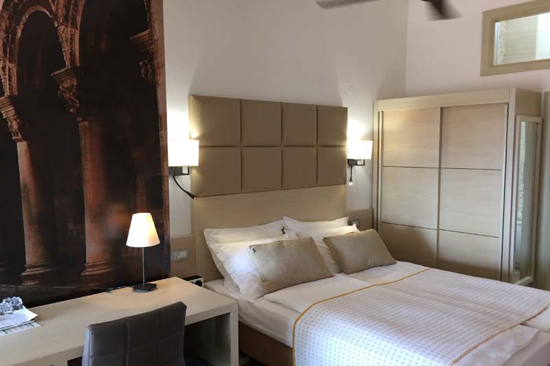http://hotel-marcopolo.com/images/Live_sleep/Rooms/Minisuite2.jpg
